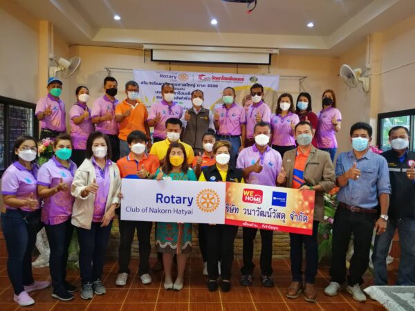 ส่งมอบสีเพื่อปรับปรุงแนวรั้วโรงเรียนบ้านหนองม่วง